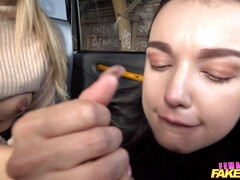 Blonde, Sucer une bite, Brunette brune, Gorge profonde, Embrassement, Léchez, Rasée, Fessée