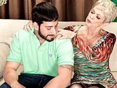 デカ尻, デカパイ, ブロンド, 手コキする, なめる, オナニー, 熟年, ショートヘア