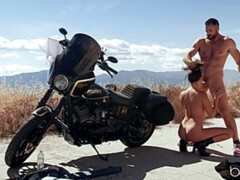 In den arsch, Grosse titten, Braunhaarige, Paar, Hundestellung, Würgen, Hintern versohlen, Tätowierung