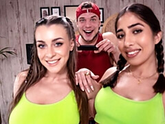 Gros cul, Grosse bite, Gros seins, Sucer une bite, En levrette, 2 femmes 1 homme, Maigrichonne, Adolescente