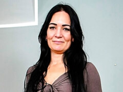 Leie, Grosser arsch, Grosse titten, Braunhaarige, Fingern, Masturbation, Solo, Entkleiden