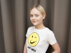 Cul, Sucer une bite, En levrette, Masturbation, Rasée, Tatouage, Adolescente, Jouets