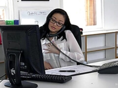 Leie, Asiatisch, Fingern, Masturbation, Büro, Rasiert, Solo, Entkleiden