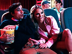 Gros cul, Grosse bite, Sucer une bite, En levrette, Seins naturels, Rasée, Adolescente, Nénés