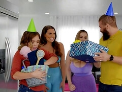 Tetas grandes, Rubia, Mamada, Morena, Acercamiento, Corridas faciales, Orgía, Sexo fuerte