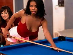 Stellung 69, Schwarz, Braunhaarige, Interrassisch, Küssen, Masturbation, Muschi, Entkleiden