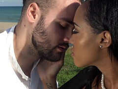 Grote mammen, Bruinharig, Rondborstig, Sperma shot, Zwart, Interraciaal, Buiten, Tieten likken