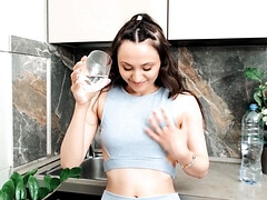 18 ans, Brunette brune, En gros plan de très près, Cuisine, Masturbation, Chatte, Russe, Adolescente