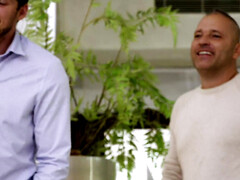 In den arsch, Blasen, Kehlenfick, Aufs gesicht abspritzen, Fingern, Hd, Natürlichen titten, Flotter dreier