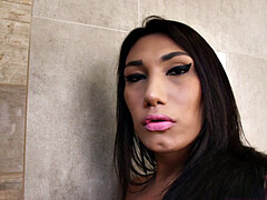 Badpak, Hakken, Logement, Masturbatie, Doordringend, Shemale, Alleen, Tatoeage