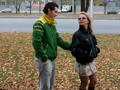 In den arsch, Arsch, Blondine, Auto, Hundestellung, Lecken, Natürlichen titten, Entkleiden