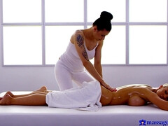 Большие сиськи, Блондинки, Чешки, Поцелуи, Массаж, Масло, Тату, Влажная