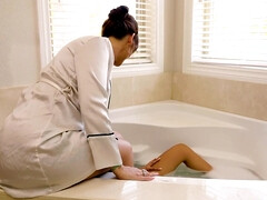 Salle de bains, Gros seins, Brunette brune, Face assise, Léchez, Chatte, Fessée, Mouillée