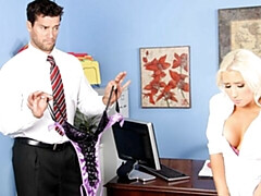 Grosser arsch, Grosser schwanz, Grosse titten, Blondine, Blasen, Hundestellung, Büro, Titten