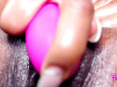 Amateur, Plantureuse, Noir ébène, Masturbation, Seins naturels, Chatte, Nénés, Jouets