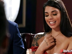 Grote mammen, Zwart, Vingeren, Zoenen, Lesbisch, Natuurlijke tieten, Biljart, Tatoeage