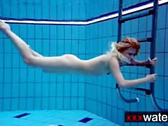18 años, Amateur, Bikini, Rubia, Piscina, Público, Tetas, Bajo el agua