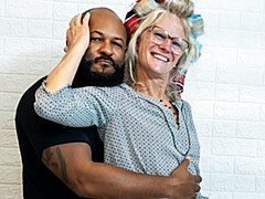 Enthousiasteling, Extreem, Sperma in gezicht, Vuisten, Interraciaal, Rijpe lesbienne, Realiteit, Spuiten