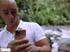 Sucer une bite, Brunette brune, Éjaculer dans la bouche, Face assise, Seins naturels, Chatte, Plan cul à trois, Nénés