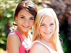 Küssen, Lesbisch, Lecken, Natürlichen titten, Rasiert, Dürr, Entkleiden, Jungendliche (18+)