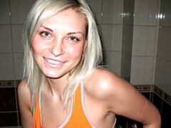 Amateur, Salle de bains, Blonde, Doigter, Masturbation, Rasée, Dénudage, Adolescente