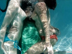 美女, フェラチオ, イマラチオ, バック, アウトドア, プール, オマンコ, 三人