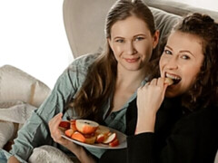 Doigter, Embrassement, Lesbienne, Léchez, Masturbation, Chatte, Dénudage, Nénés