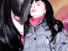 Sucer une bite, Bottes, Brunette brune, Gorge profonde, Jeans, Seins naturels, Public, Chatte