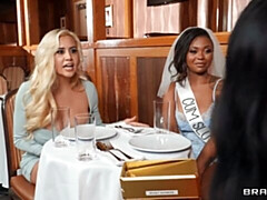 Grote mammen, Interraciaal, Zoenen, Likken, Masturbatie, Geschoren, Strippen, Tieten likken