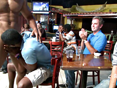 Enthousiasteling, Pijpbeurt, Diep in de keel, Groep, Feest, Openbaar, Tatoeage, Bekijker