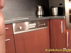 Keuken, Masturbatie, Verpleegster, Orgasme, Kut duiken, Geschoren, Strippen, Uniformpje