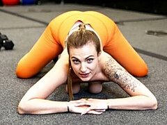 18 jahre, Grosser schwanz, Grosse titten, Blasen, Hundestellung, Sporthalle, Dürr, Jungendliche (18+)