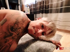 Grosser schwanz, Grosse titten, Blondine, Blasen, Deutsch, Milf, Rasiert, Tätowierung