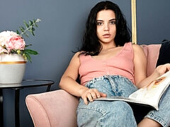 Raven haired stunner Sofi Li masturbating passionately