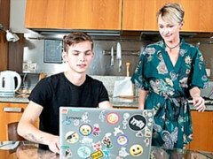 Blond, Pijpbeurt, Hondjeshouding, Harig, Keuken, Moeder die ik wil neuken, Kousen, Tieten likken