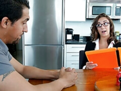 Brunette brune, Robe, Lunettes, Mère que j'aimerais baiser, Seins naturels, Rasée, Tatouage, Nénés