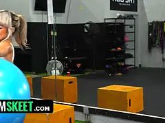 Asiatisch, Blondine, Blasen, Hundestellung, Sporthalle, Natürlichen titten, Hintern versohlen, Vibrator