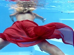 デカ尻, デカパイ, ブロンド, 女, 自然山雀, プール, ロシア人, オッパイの