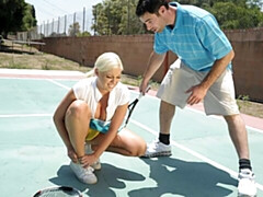 Grosser arsch, Grosser schwanz, Grosse titten, Blondine, Blasen, Hundestellung, Milf, Im freien