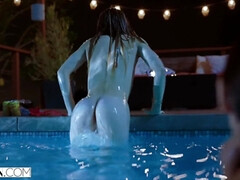 Morena, Penetracion con dedos, Peludo, Lesbiana, Lamidas, Al aire libre, Pequeña, Piscina