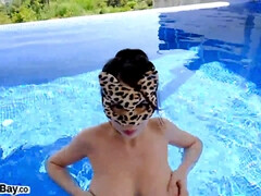 Gros seins, Sucer une bite, Brunette brune, Masque, Seins naturels, De plein air, Piscine, Pov