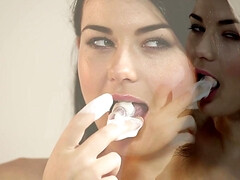 Brunette brune, Plantureuse, Érotique, Masturbation, Seins naturels, Actrice du porno, Solo, Nénés