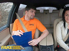 Sucer une bite, Brunette brune, Voiture, Européenne, Faciale, Public, Réalité, Nénés