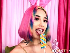 18 ans, Gros cul, Grosse bite, Sucer une bite, En levrette, 2 femmes 1 homme, Maigrichonne, Adolescente