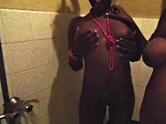 Leie, Schwarz, Schwarz, Fingern, Hardcore, Lesbisch, Massage, Dusche