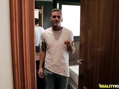 Enthousiasteling, Grote mammen, Bruinharig, Sperma shot, Sperma in gezicht, Keuken, Latijnse vrouw, Likken