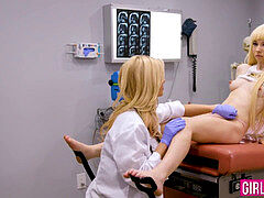 指いじり, レズビアン, 淫乱熟女, オフィス, ティーン