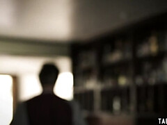 Sucer une bite, Brunette brune, Gorge profonde, En levrette, Lunettes, Hard, Adolescente, Vierge