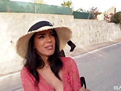 Gros cul, Gros seins, Sucer une bite, Brunette brune, En levrette, Fille latino, Mère que j'aimerais baiser, Nénés