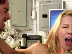 18 jahre, Grosse titten, Braunhaarige, Betrug, Milf, Büro, Piercing, Muschi